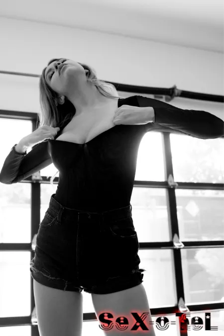 Stéphanie blonde sensuelle visage de profil décolleté provocateur